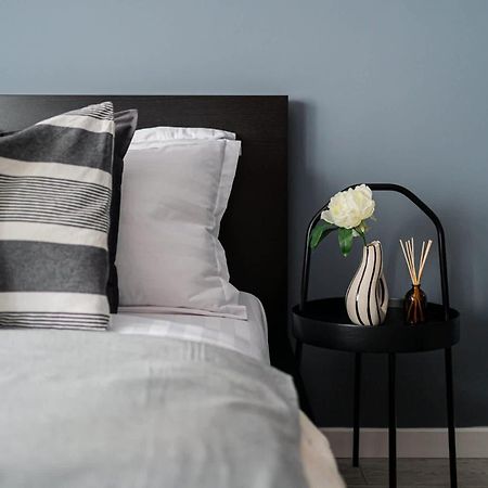 Chic Black & White 2Br Retreat On Dambovitei Bukarest Eksteriør billede