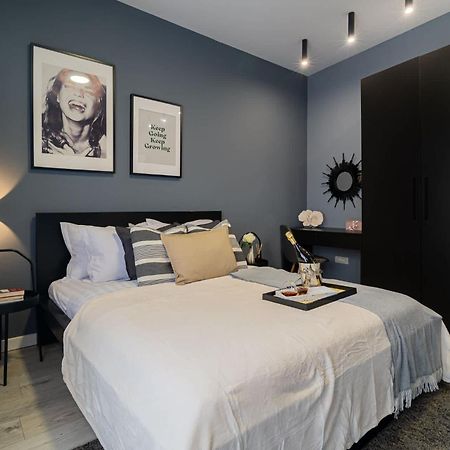 Chic Black & White 2Br Retreat On Dambovitei Bukarest Eksteriør billede