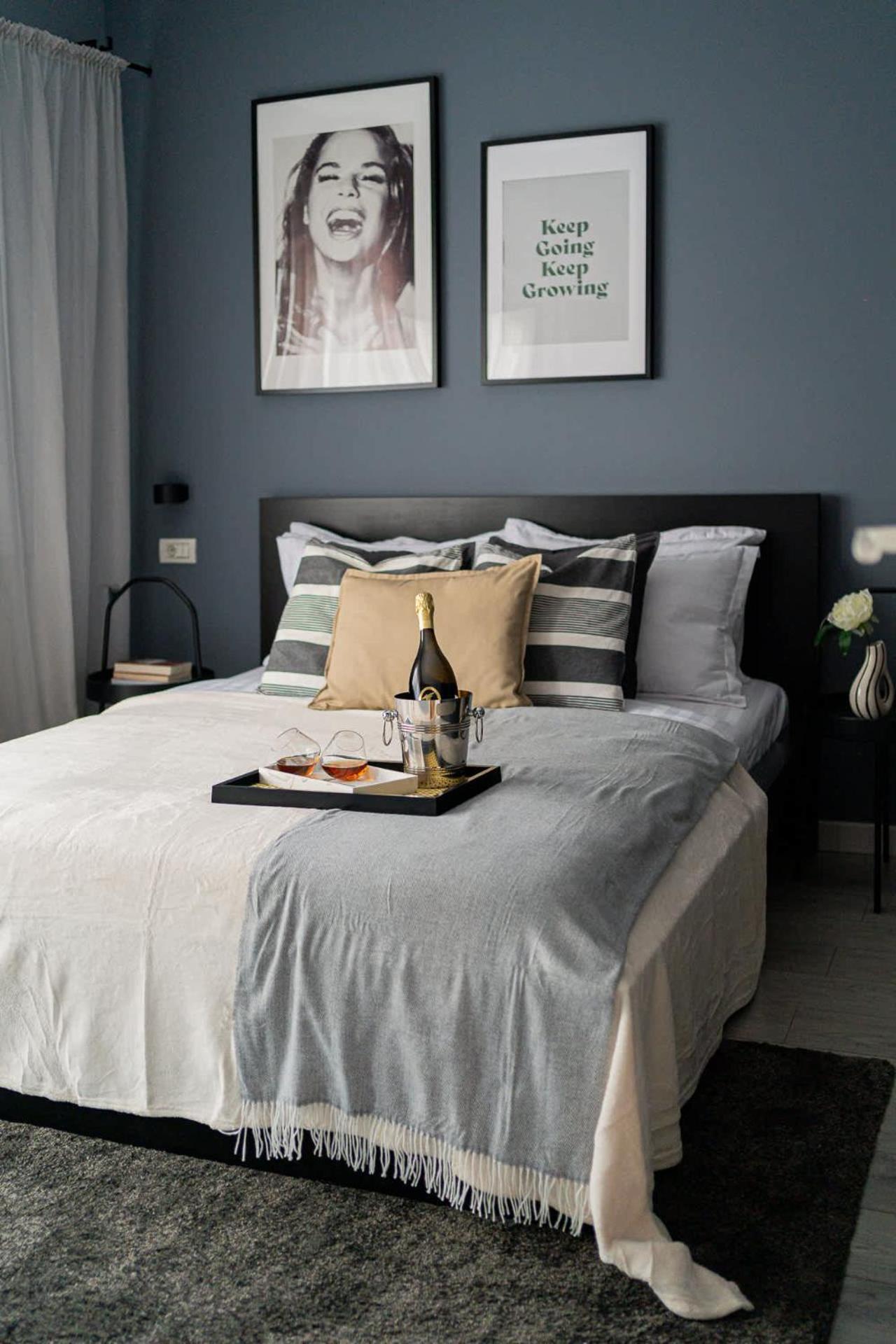 Chic Black & White 2Br Retreat On Dambovitei Bukarest Eksteriør billede