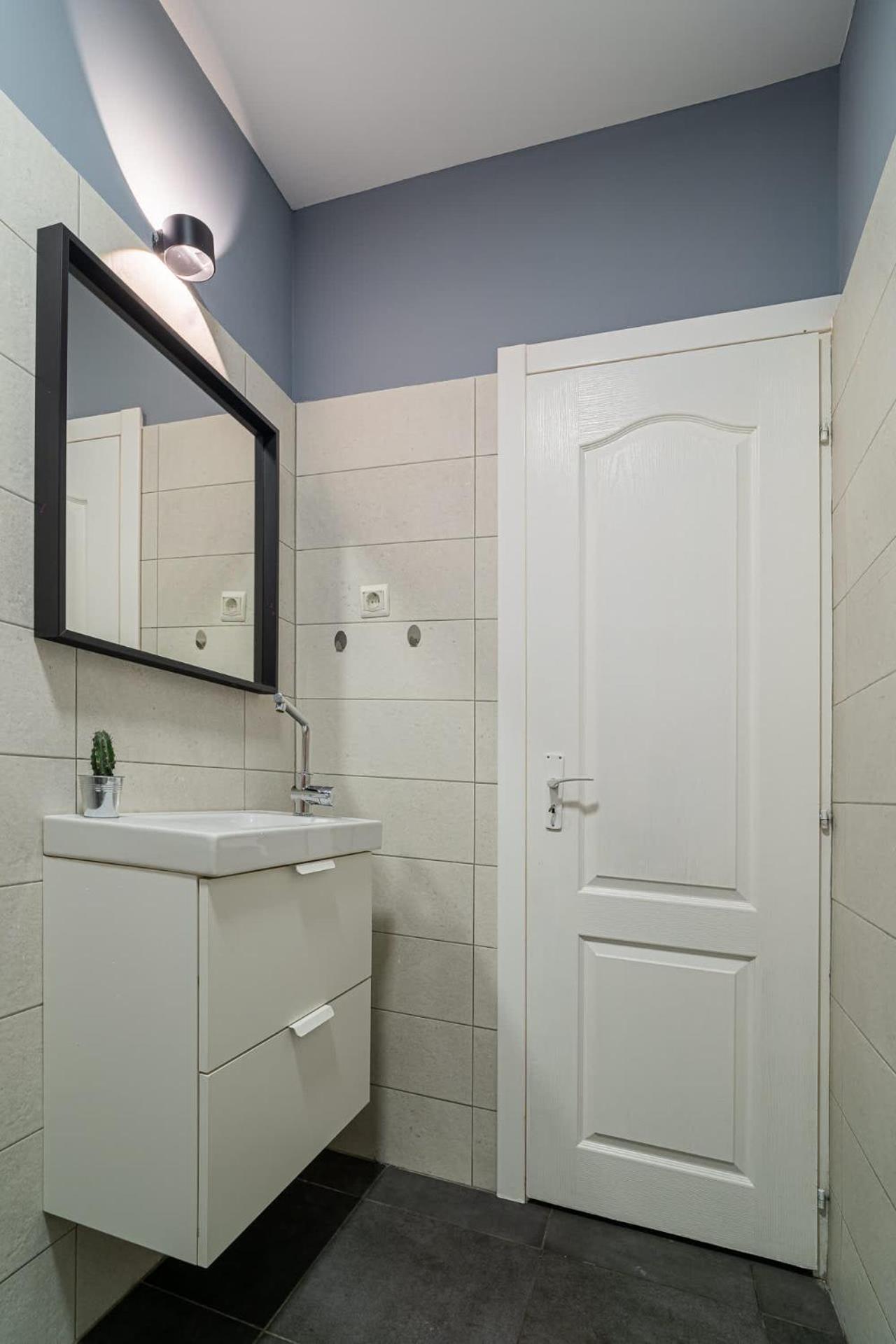 Chic Black & White 2Br Retreat On Dambovitei Bukarest Eksteriør billede