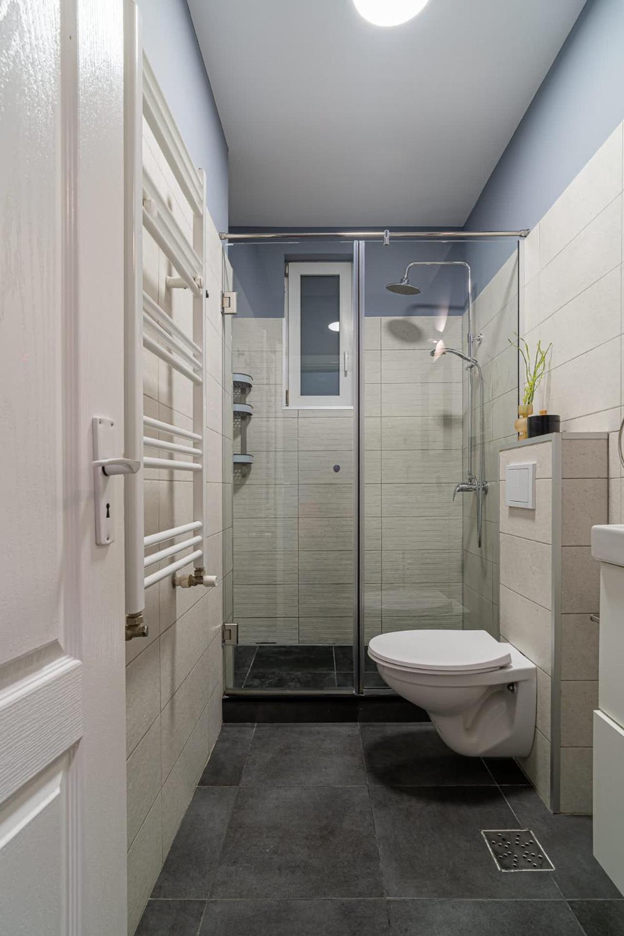 Chic Black & White 2Br Retreat On Dambovitei Bukarest Eksteriør billede