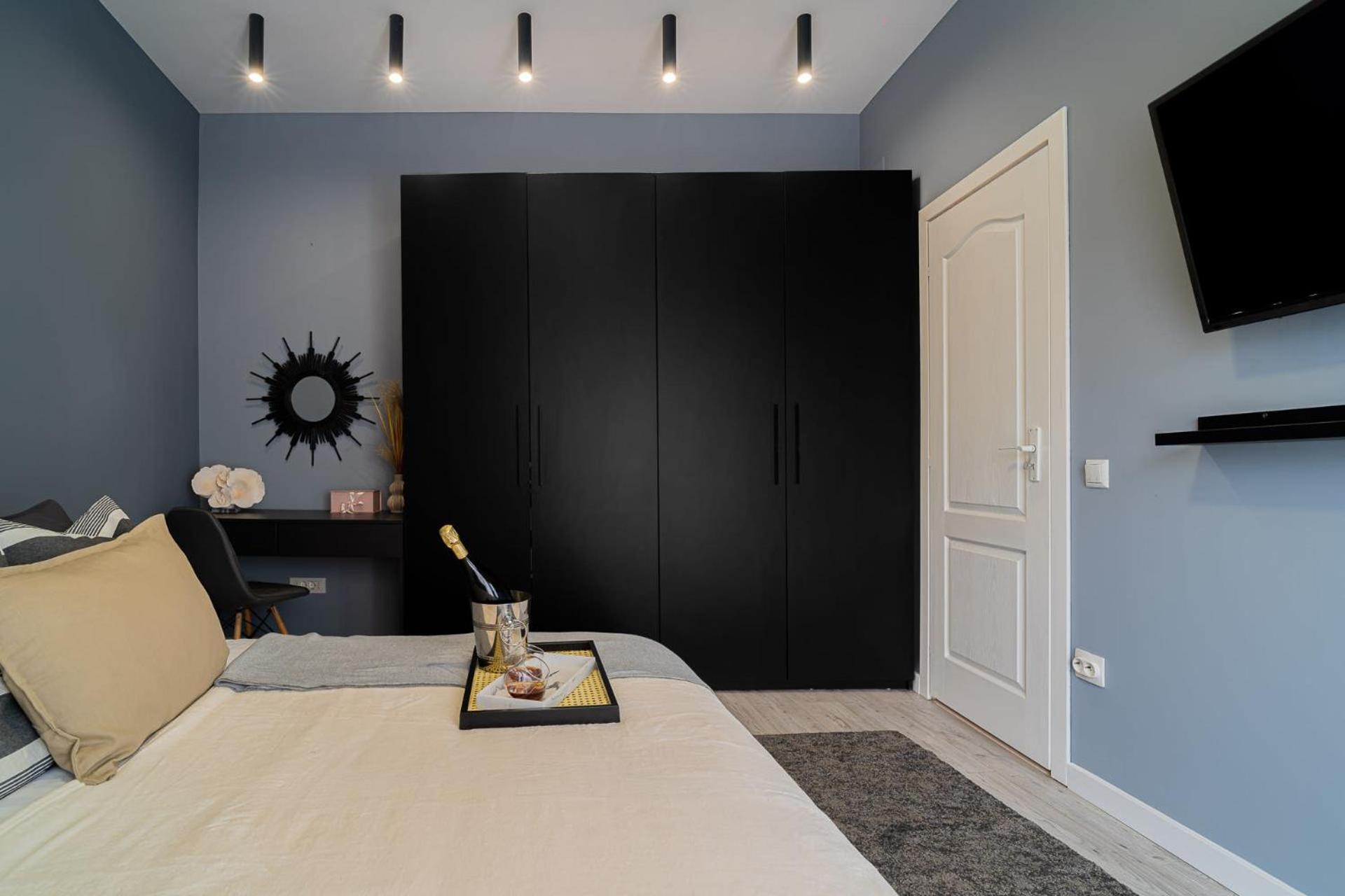 Chic Black & White 2Br Retreat On Dambovitei Bukarest Eksteriør billede