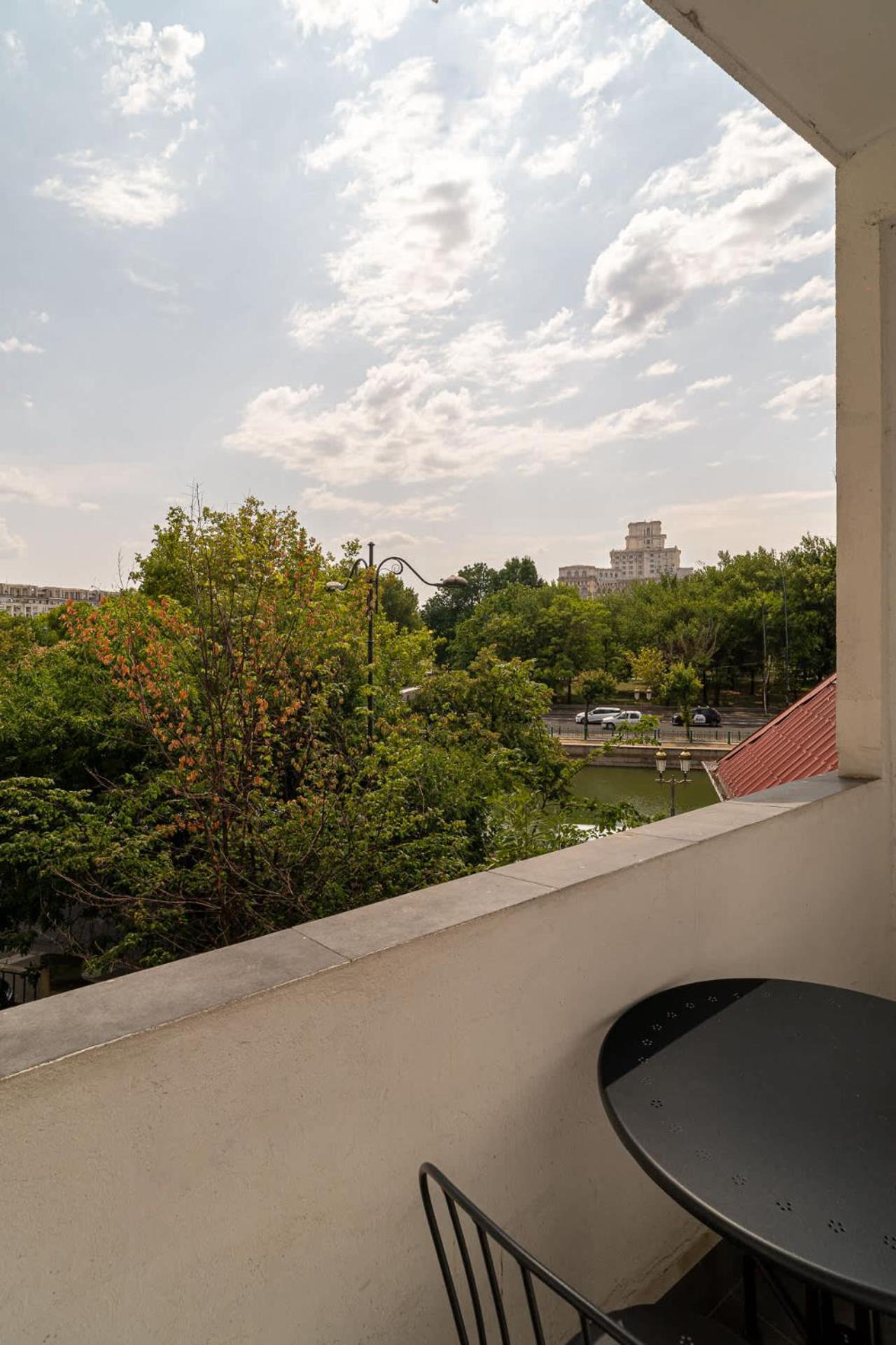 Chic Black & White 2Br Retreat On Dambovitei Bukarest Eksteriør billede