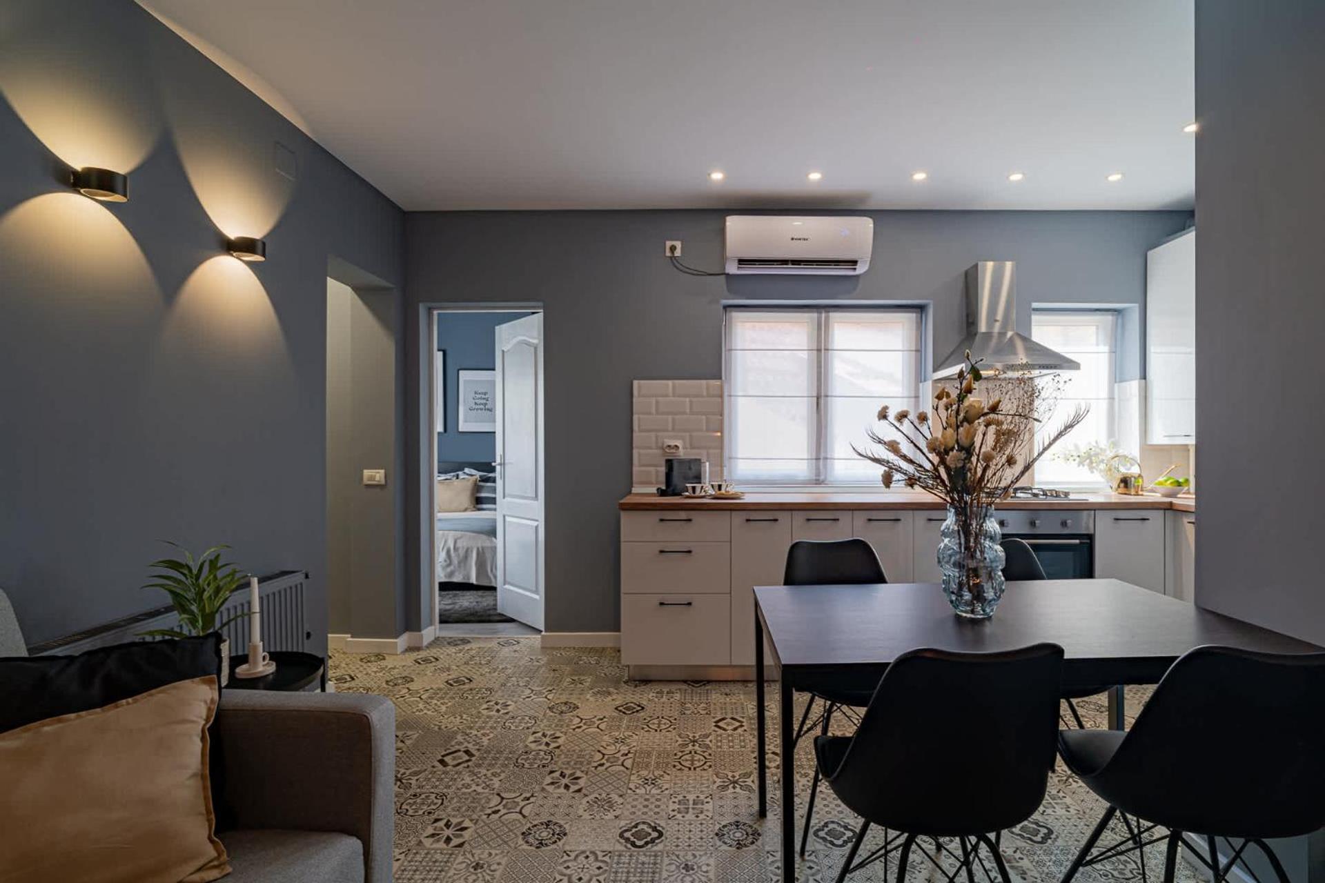 Chic Black & White 2Br Retreat On Dambovitei Bukarest Eksteriør billede